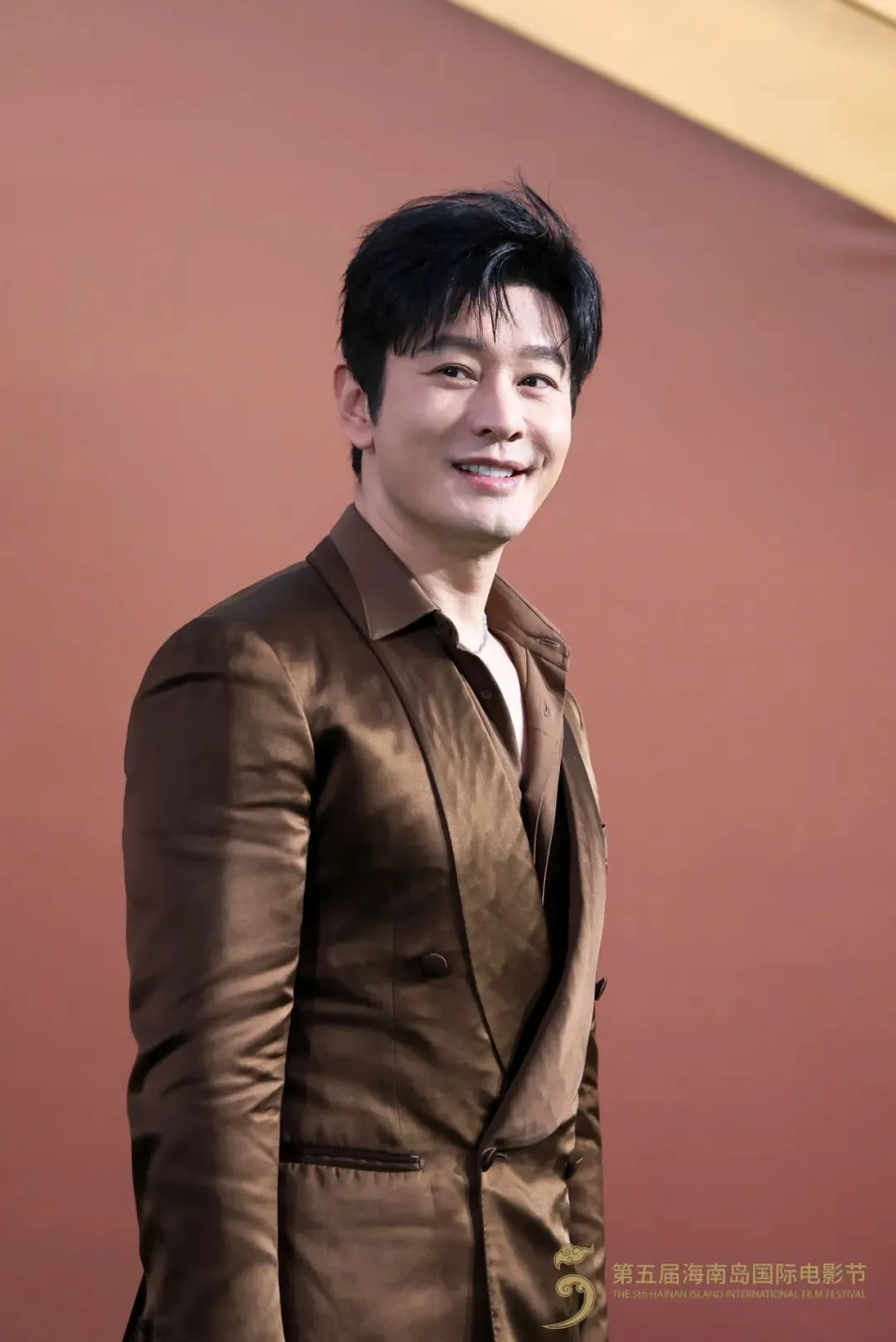 黄晓明、陈数、张译、刘雨昕…多图直击电影节红毯现场→ 插图