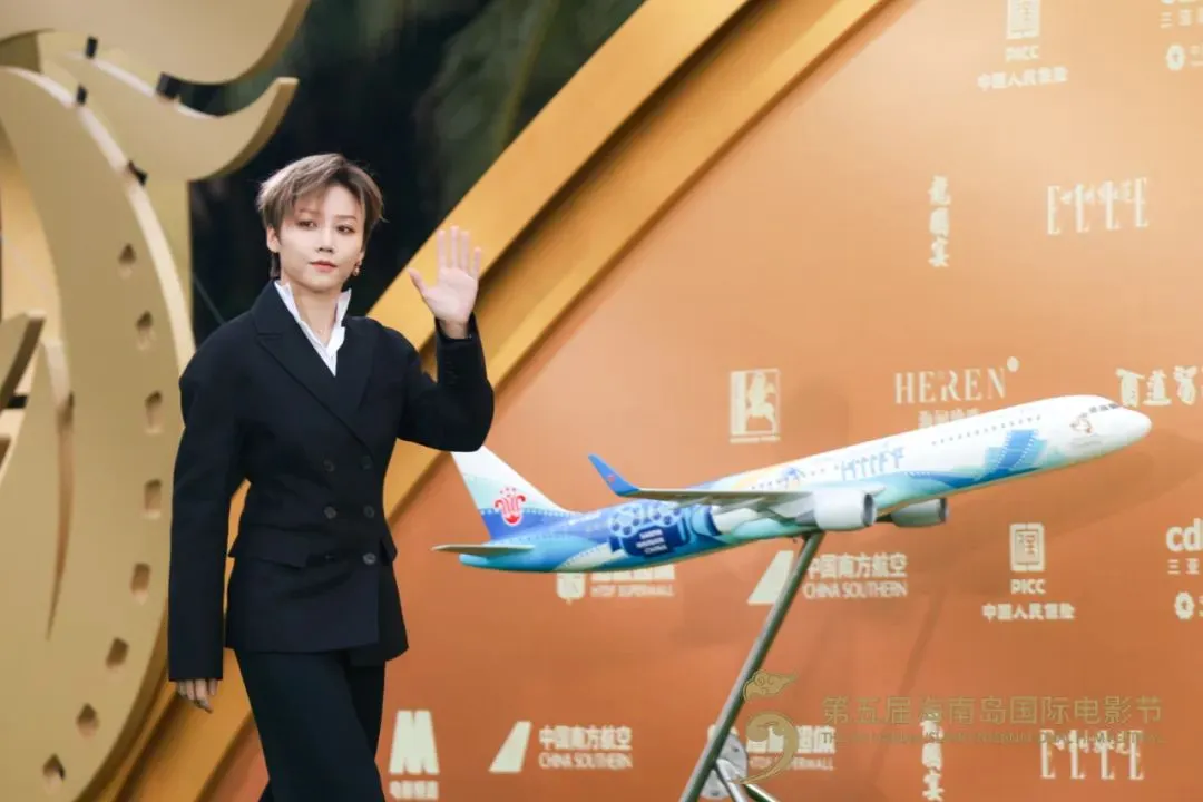 黄晓明、陈数、张译、刘雨昕…多图直击电影节红毯现场→ 插图