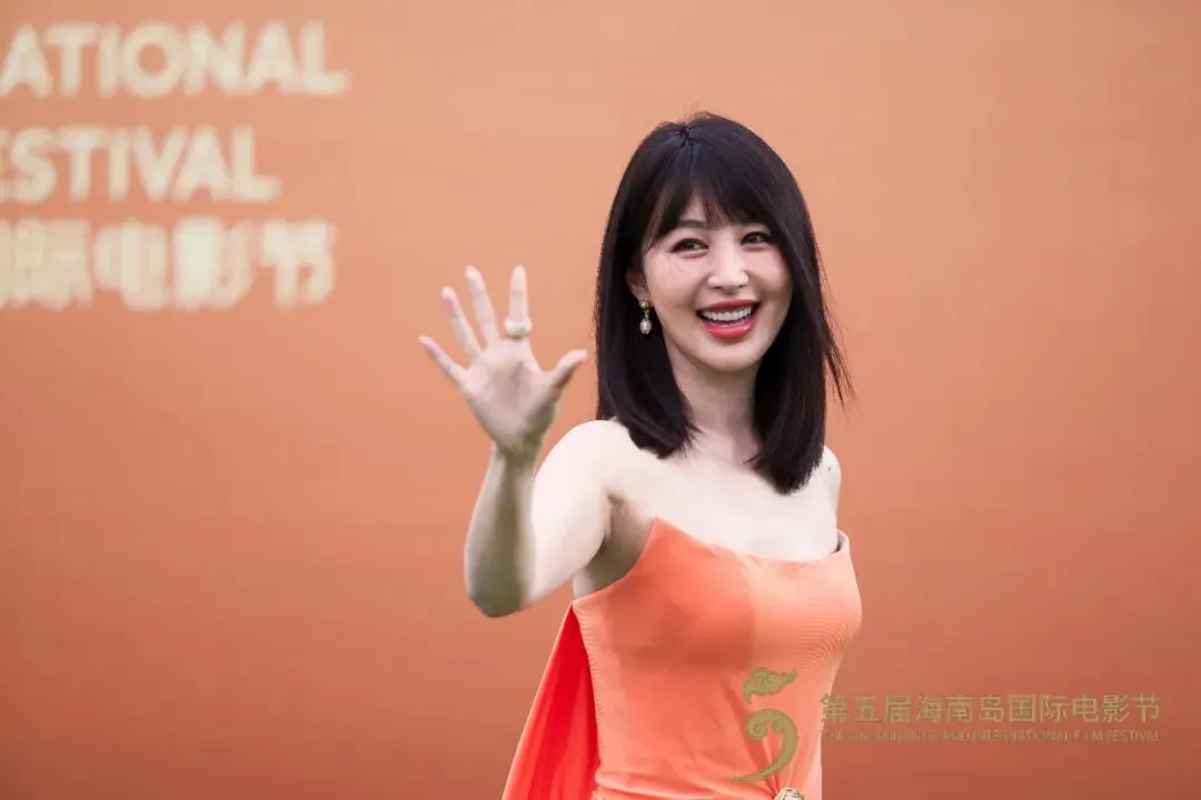 黄晓明、陈数、张译、刘雨昕…多图直击电影节红毯现场→ 插图