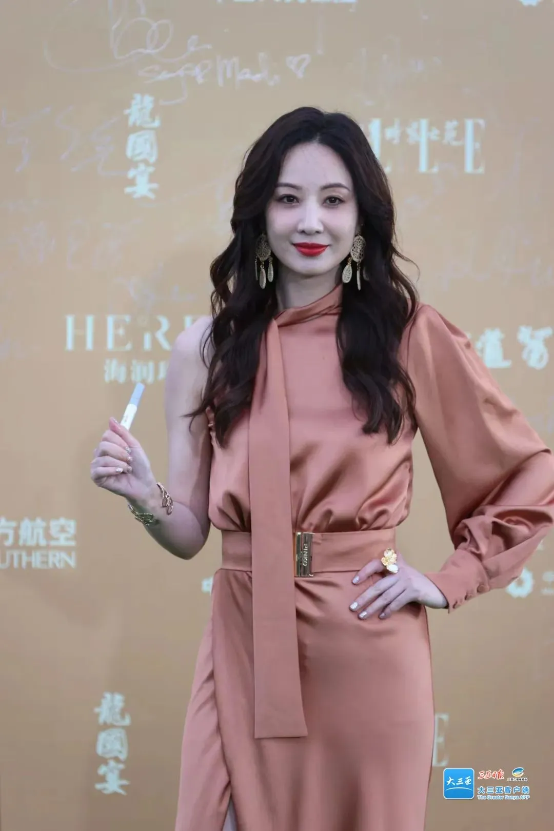 黄晓明、陈数、张译、刘雨昕…多图直击电影节红毯现场→ 插图