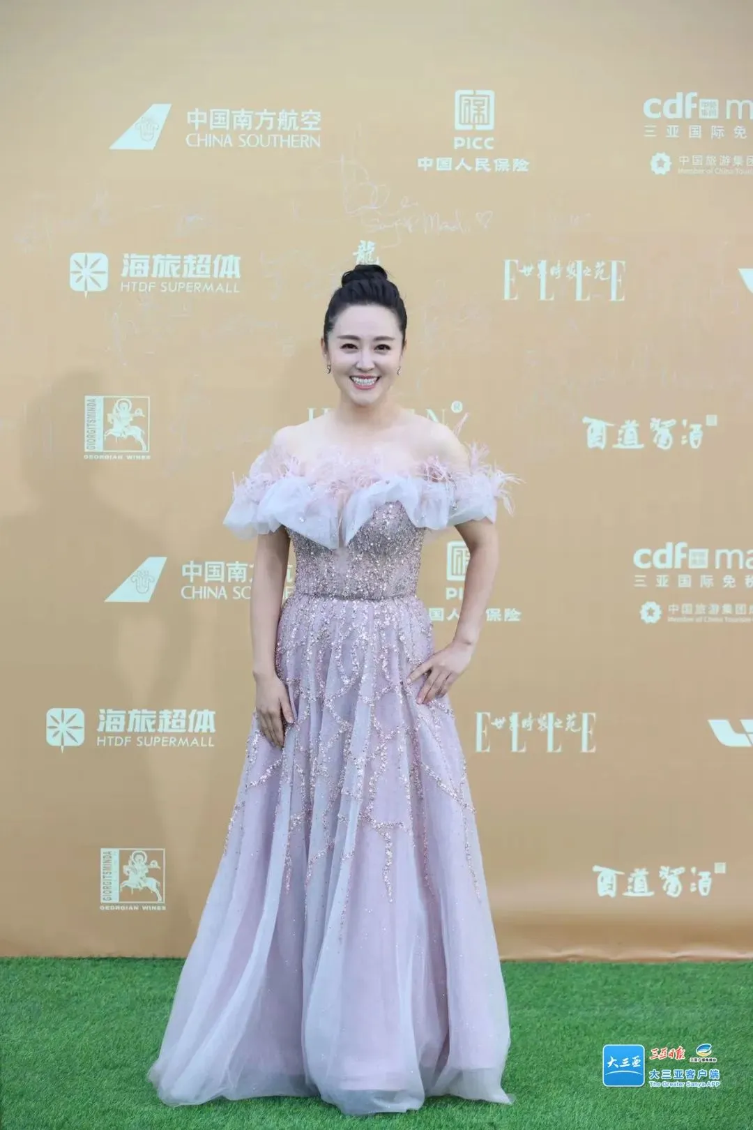 黄晓明、陈数、张译、刘雨昕…多图直击电影节红毯现场→ 插图