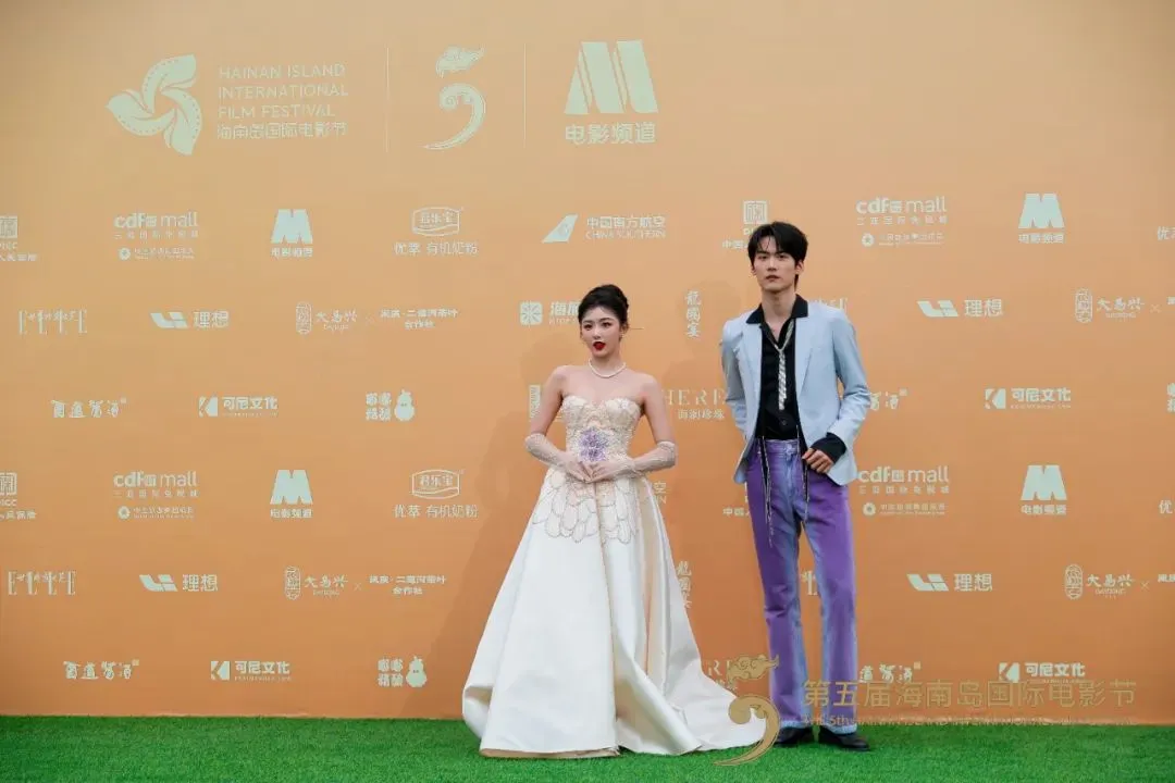 黄晓明、陈数、张译、刘雨昕…多图直击电影节红毯现场→ 插图