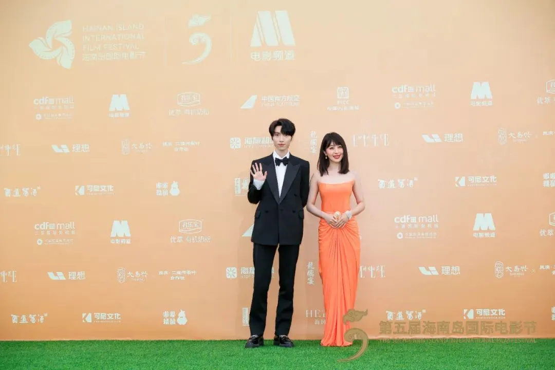 黄晓明、陈数、张译、刘雨昕…多图直击电影节红毯现场→ 插图