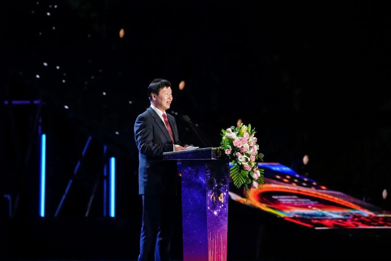 第六届海南岛国际电影节开幕式｜张艺谋获“终身成就奖” 插图